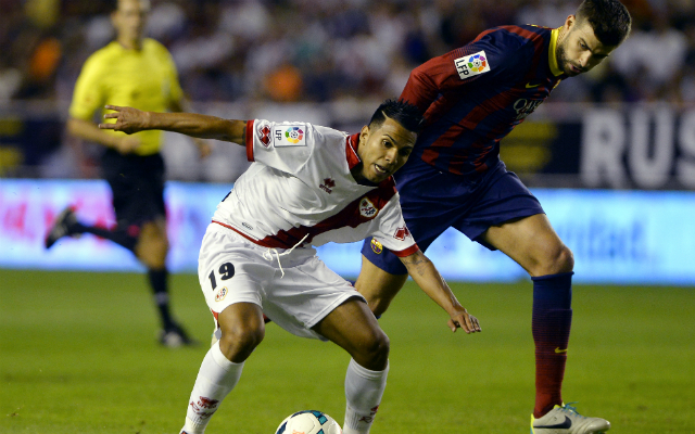 Gerard Piqué nem fért a labdához a Rayo játékosával szemben - Fotó: AFP
