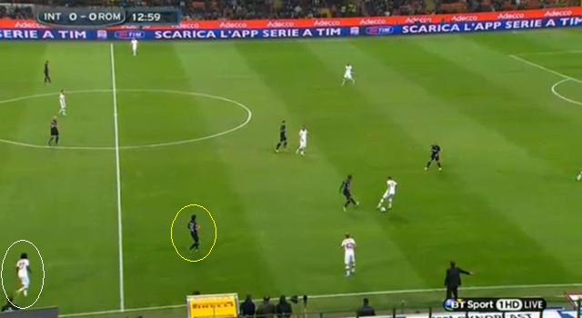 Nagatomo (sárga) mögött indulva Gervinho (fehér) lendületből vihette rá a labdát az Inter statikus középhátvédjeire