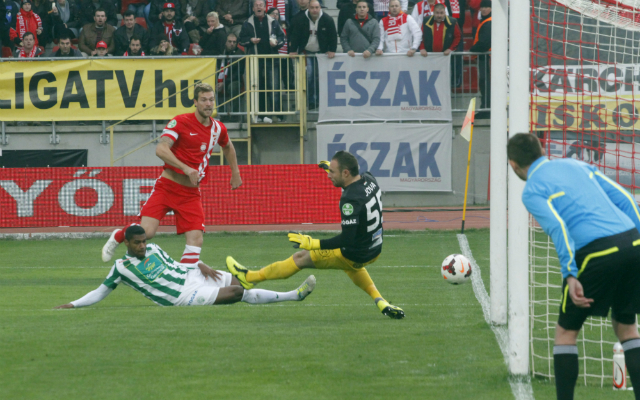 A labda Jova Levente kapus lábai között talált utat a hálóba Futács Márkó góljánál - Fotó: MTI