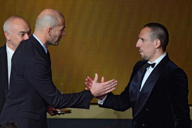Zinedine ZIdane gratulál Franck Ribérynek, a Bayern játékosa nem tűnik boldognak
