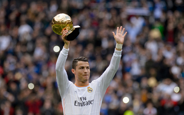 Ronaldo megmutatta a Bernabéu Stadion közönségének az Aranylabdát - fotó: AFP