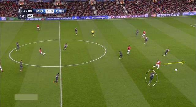 Rooney köszöni szépen Holebasznak a területet - a balhátvédnek a fehér pont körül kéne helyezkednie, hogy zárja a területet