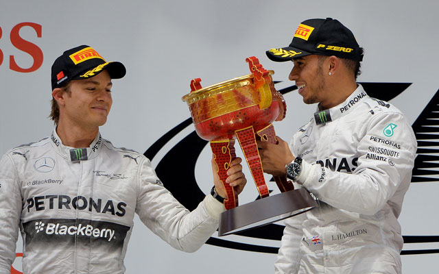 Hamilton (jobbra) boldog volt, Rosberg nem annyira - Fotó: AFP