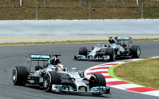 Hamilton elöl, Rosberg mögötte - Fotó: AFP