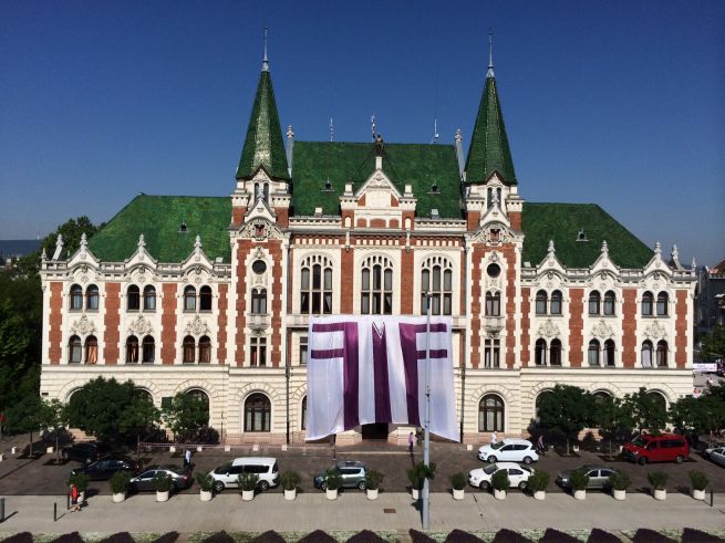 Újpesten a Városházára is kitűzték a zászlót / facebook.com