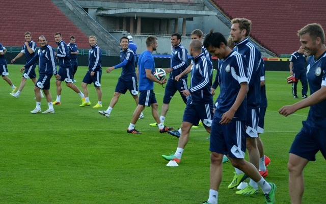 Jókedv és vidámság. A kazah válogatott edzett egy lazát a Puskás Ferenc Stadionban, mi meg feszülten várjuk, milyen csapattal állunk ki ellenük. 