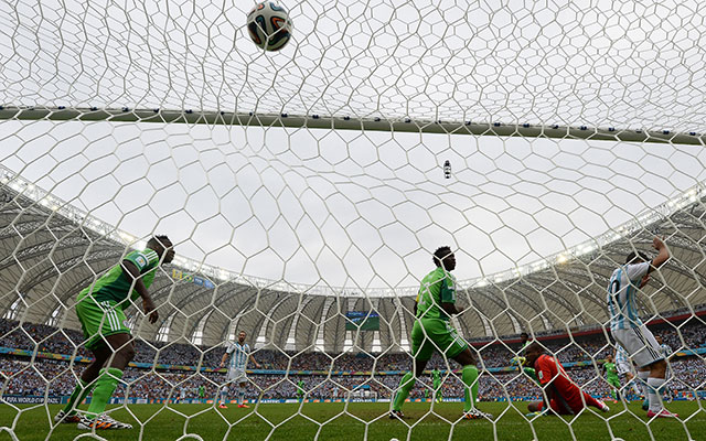 Messivel szemben tehetetlen volt a nigériai védelem - fotó: AFP