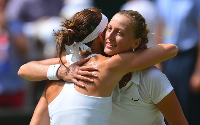 Kvitová (jobbra) idén sorozatban ötödjére győzte le Safarovát. - Fotó: AFP