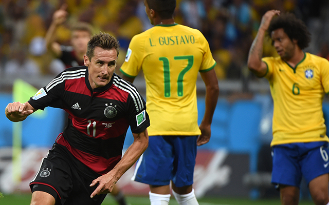 Klose a brazilok ellen, Brazíliában döntötte meg a Fenomén rekordját - Fotó: AFP