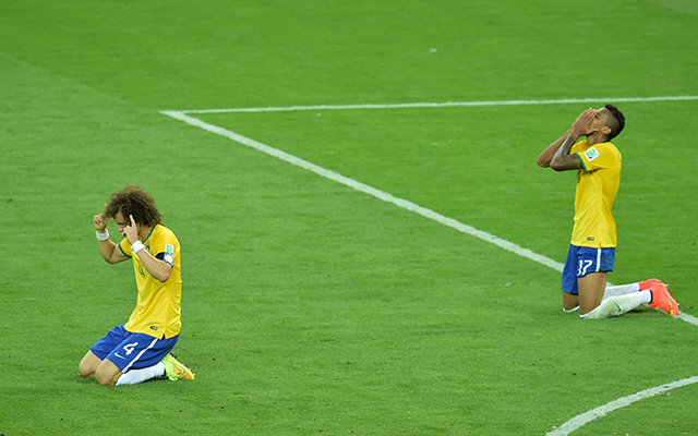 David Luiz imába kapaszkodott - Fotó: AFP
