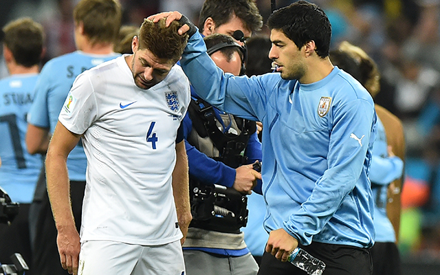 Suárez a harapás előtt még kiejtette az angolokat - Fotó: AFP