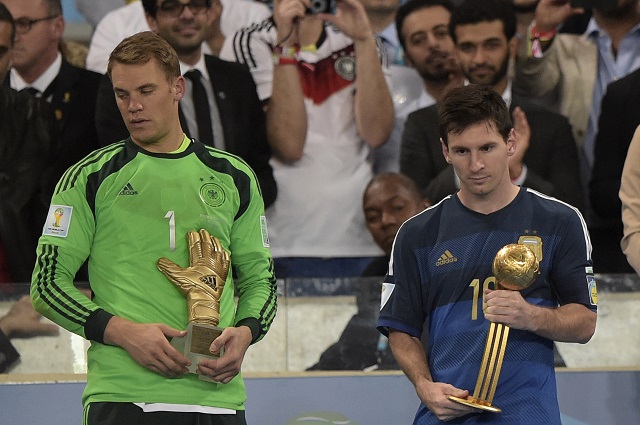 Neuer és Messi az egyéni legjobbaknak járó díjakkal / AFP