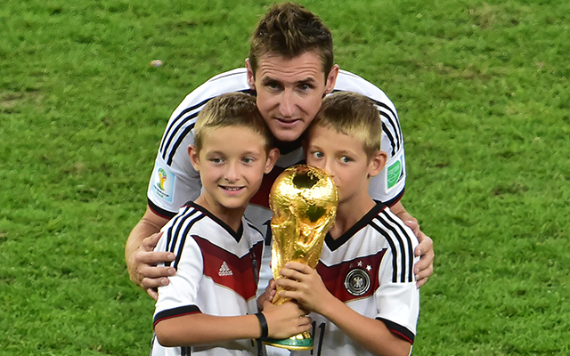Klose két fiával és a vb-trófeával - Fotó: AFP