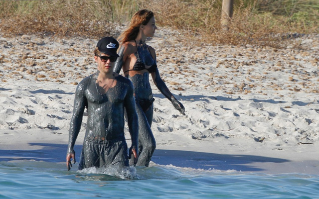 Götze és barátnője fürödni ment - fotó: Daily Mail