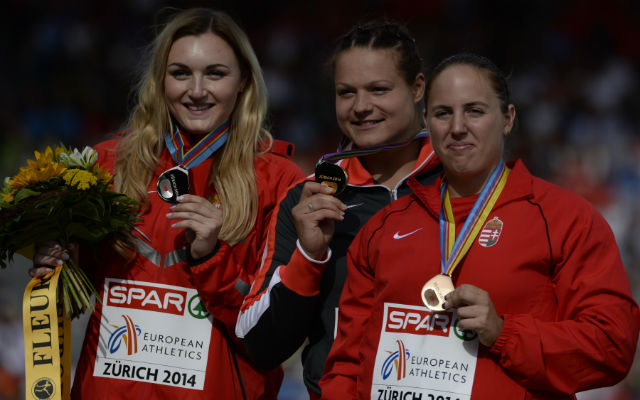 Márton Anita (j) országos csúccsal bronzérmet nyert - Fotó: AFP