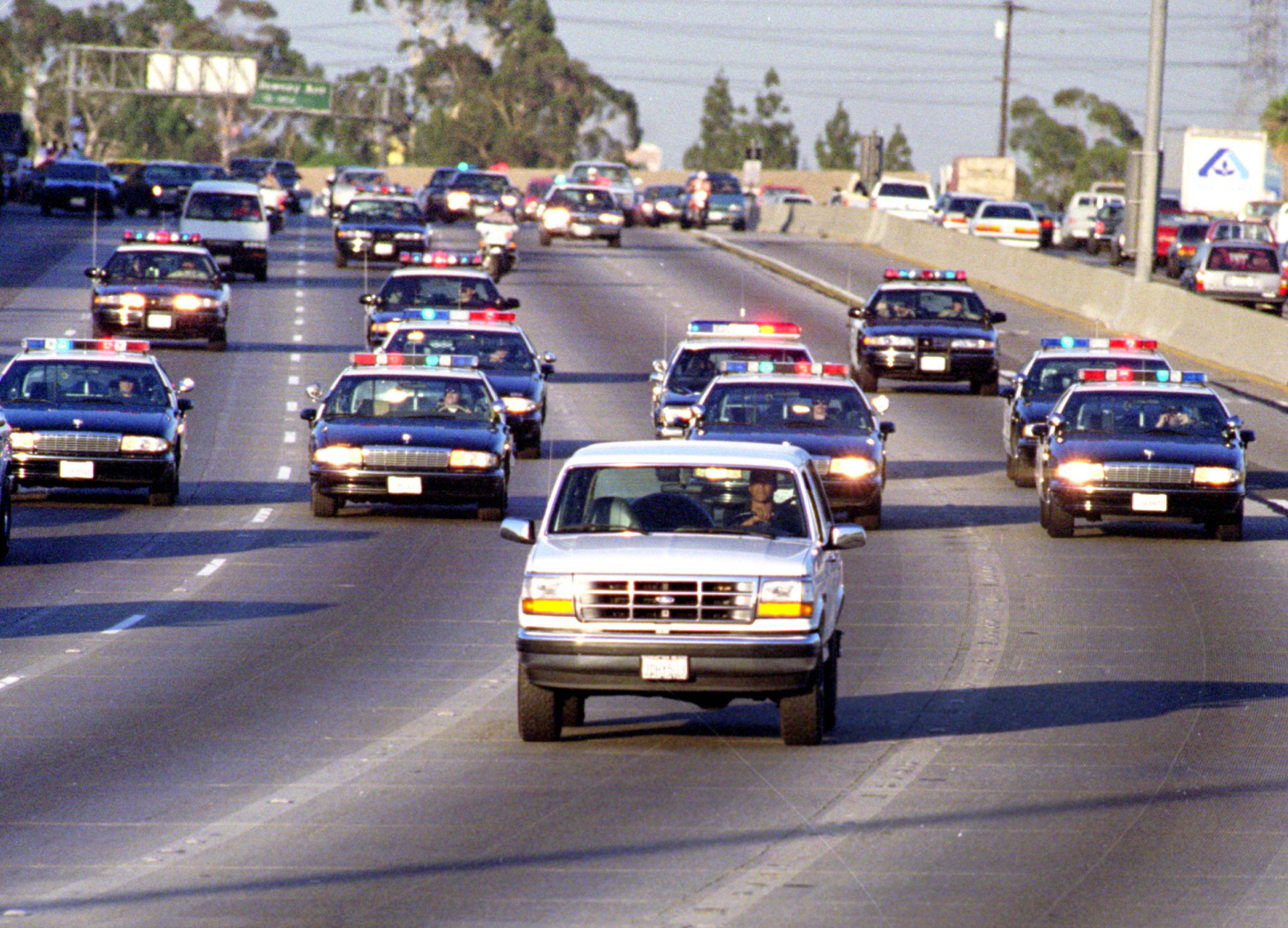 O.J. Simpson az autóban, mögötte az üldözők hada - Fotó: LA Times