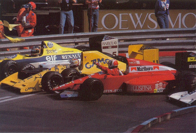 De Cesaris emlékezetes ütközés utáni afférja Piquettel az 1989-es Monacói Nagydíjon. Fotó: www.flickr.com