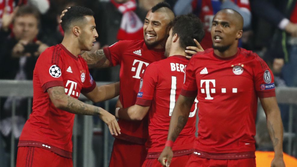 Vidal (középen) góljával előnyben a Bayern 
