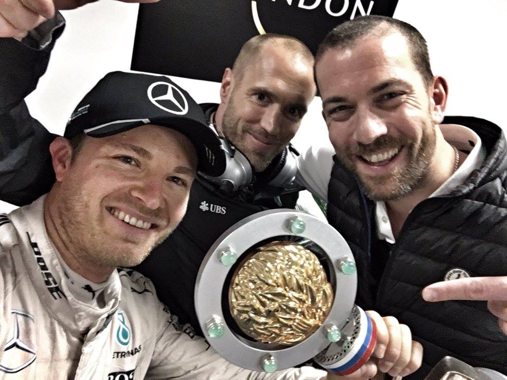 Rosberg a trófeával - eddig nagyon meggyőző a német / facebook.com