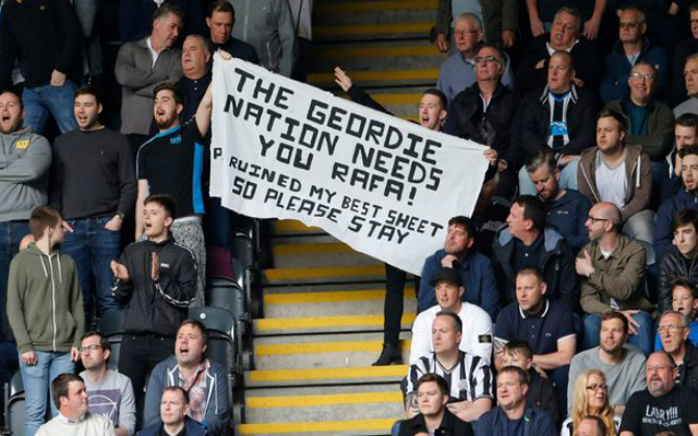 "A Newcastle-szurkolóknak szükségük van rád, Rafa! És mivel tönkretettem a legjobb lepedőmet, kérlek, maradj!"