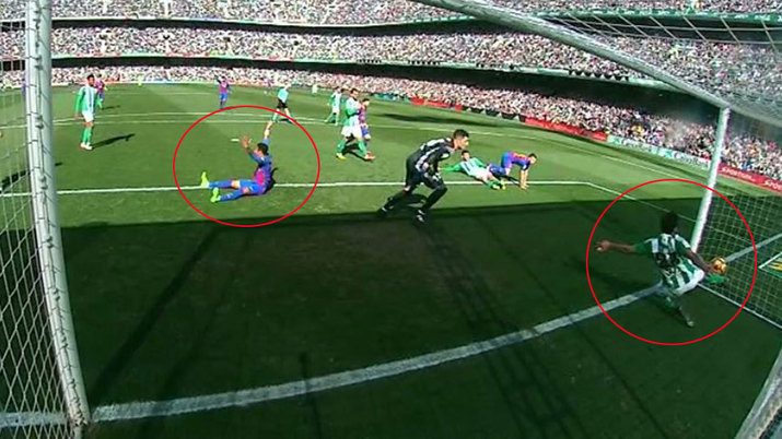 Suárez gólja a Betis ellen - a játékvezető figyelmét elkerülte a labda 
