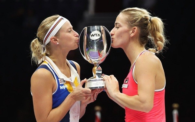 Hlavackova és Babos a világbajnoki serleggel. - Fotó: WTA