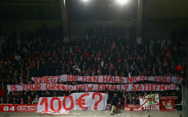 "Ki lett végre elégítve a kapzsiságotok?" - állt a bajor szurkolók transzparensén. fotó: onefootball.com