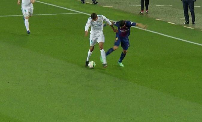 Suárez megrúgja Varane-t, aki elesik, de az akció mehet tovább