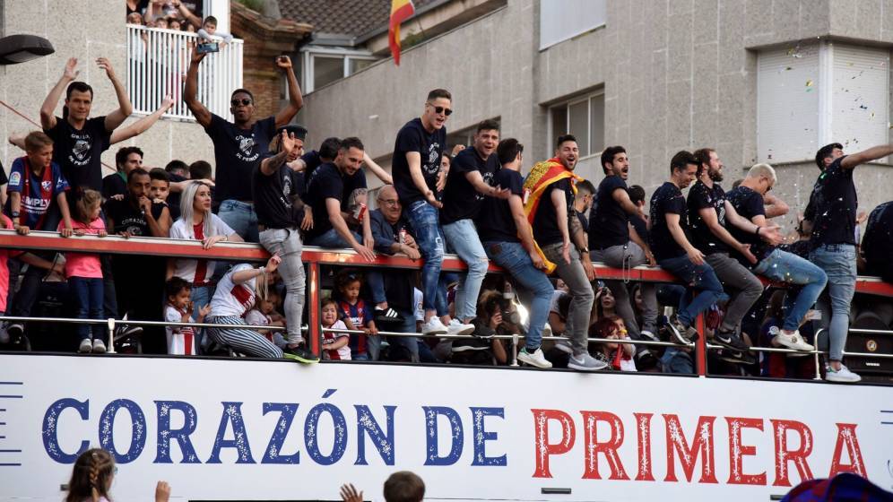 A feljutást ünneplő Huesca-játékosok a vasárnapi meccs után / Fotó: EFE