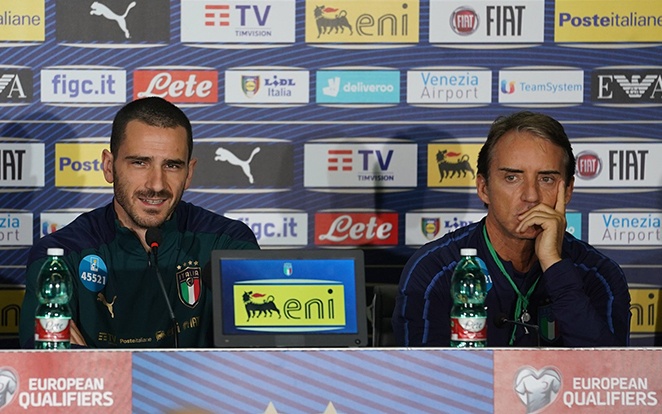 Bonucci és Mancini jó hangulatban diskurált a sajtóval. fotó: Azzurri Twitter