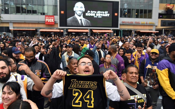 Világszerte millió emlékeztek meg a legendás játékosról, de a központ a Lakers otthona, a Staples Center volt. Fotó: Boston Globe