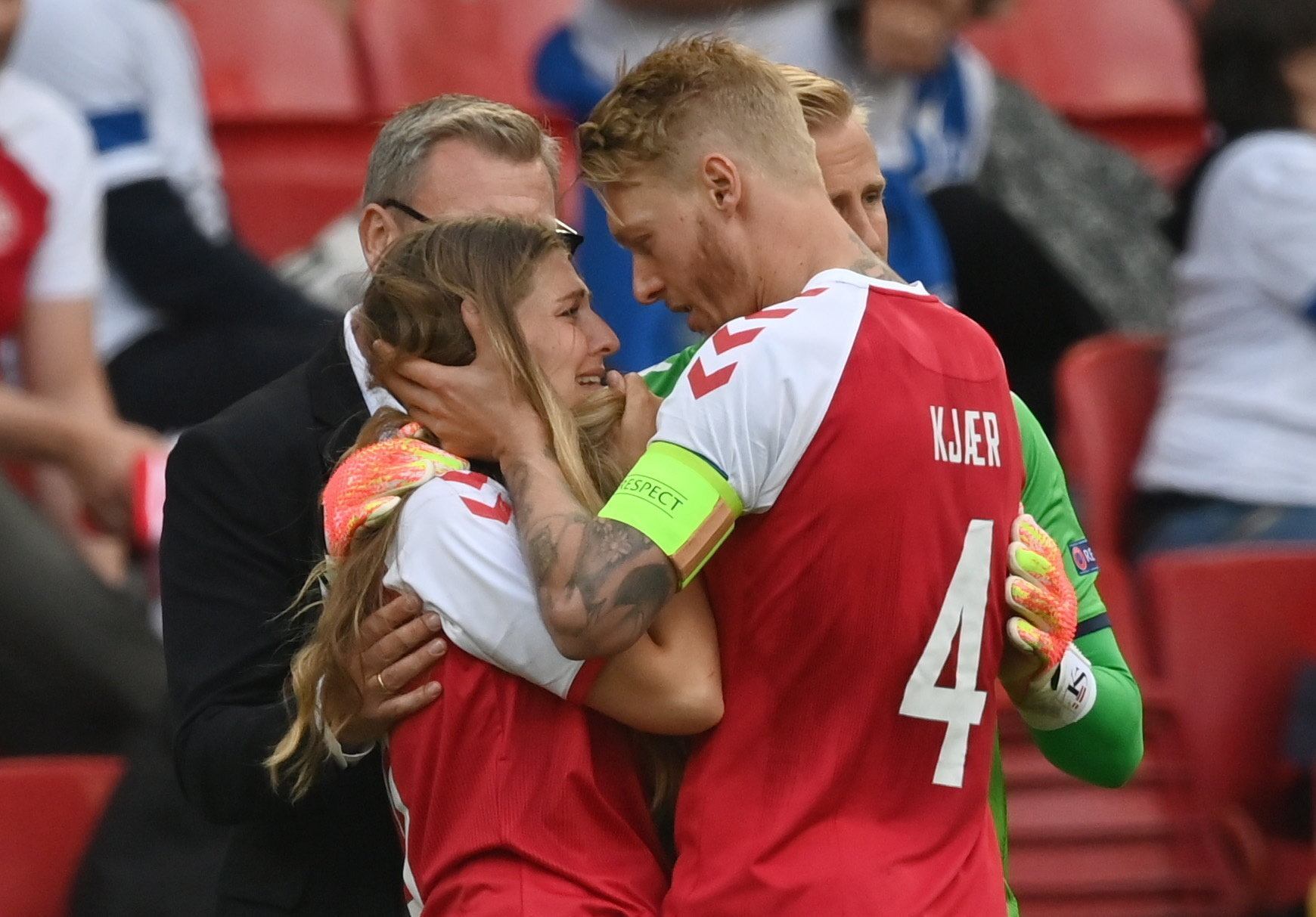Simon Kjaer vigasztal Christien Eriksen feleségét a Dánia-Finnország Európa-bajnoki mérkőzésen / Fotó: MTI 