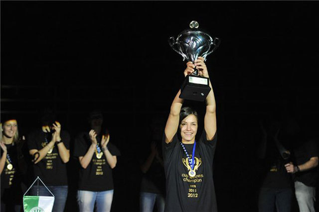 Szucsánszki Zita egy éven belül másodszor mutathatja meg a KEK-trófeát a szurkolóknak 