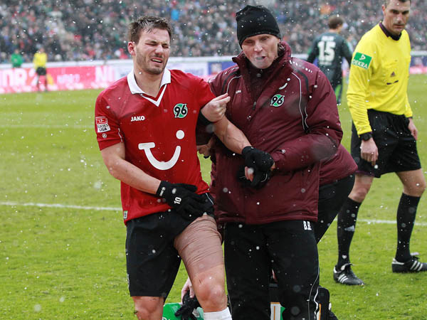 Huszti Szabolcs sérülése a Hannover-Hamburg Bundesliga-mérkőzésen 2013-ban.