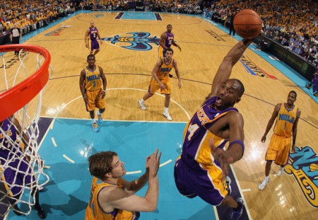 Kobe Bryan zsákol a Los Angeles Lakers és a New Orleans Hornets NBA-mérkőzésén 2011-ben