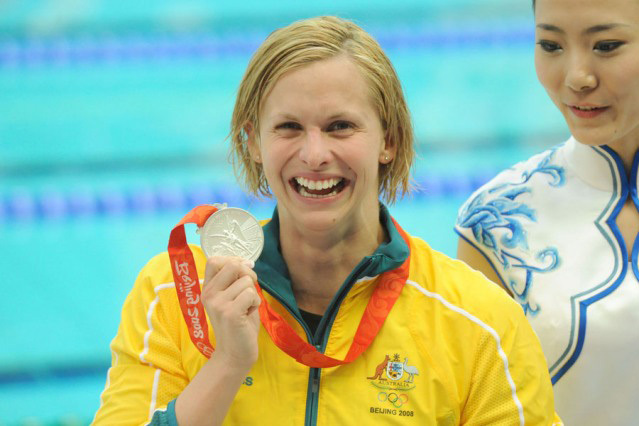 Az ausztrál úszónő Pekingben széles mosollyal ünnepelte győzelmét 100 méteres pillangóúszásban - Fotó: swimming.org.au