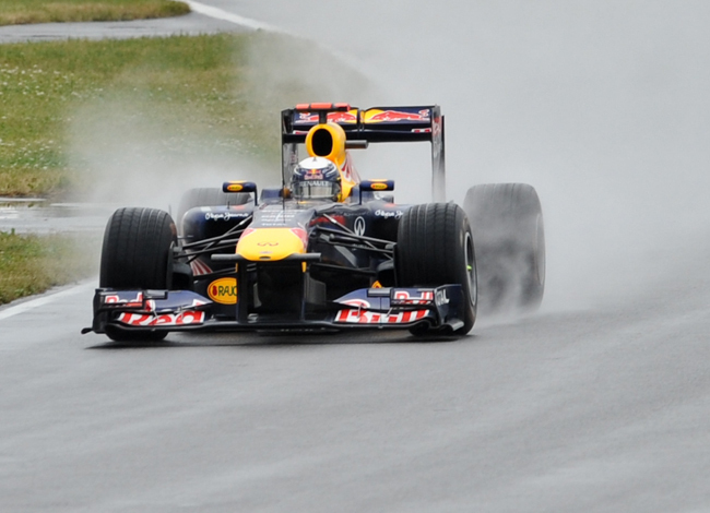 Vettel tavaly az eső miatt bukott - Fotó: AFP