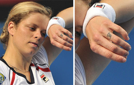 Kim Clijsters bal kezének gyűrűs ujja kapott tetoválást - Fotó:http://cornedbeefhash.wordpress.com