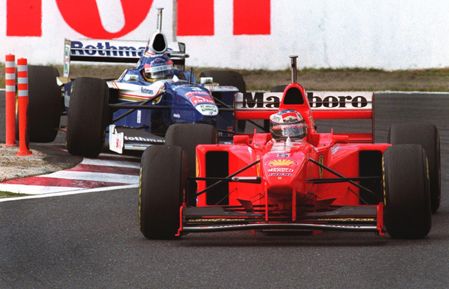 Villeneuve itt még a bajnoki címért harcolt Schumacherrel, ma már a pálya széléről szólogat be - Fotó: AFP