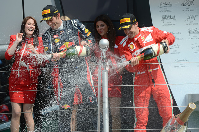 Mark Webber, a Red Bull pilótája, és Fernando Alonso, a Ferrari versenyzője a silverstone-i dobogón 