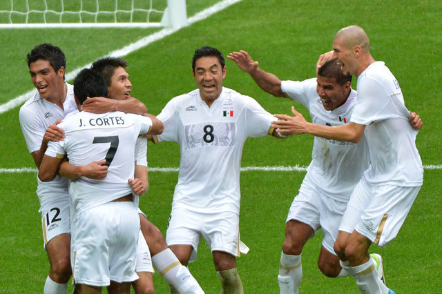 A mexikói futball-válogatott ünnepli a Japán elleni győzelmet az olimpiai focitornán