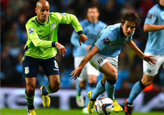 Az Aston Villa és a Manchester City játékosai küzdenek a két csapat mérkőzésén az Angol Ligakupában 2012-ben.