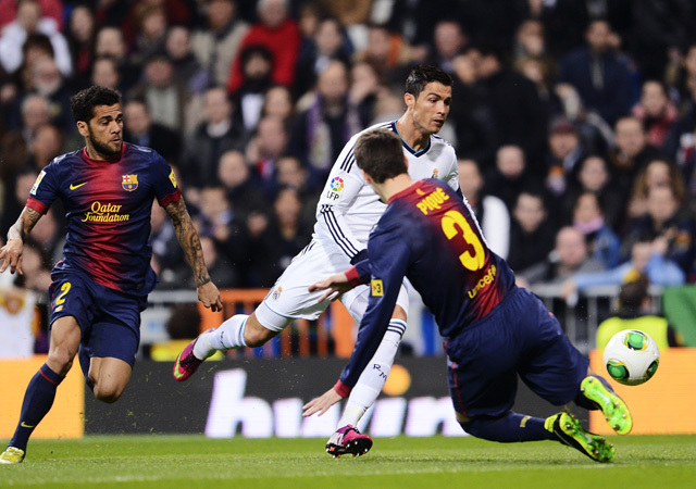 Cristiano Ronaldo tör kapura a Real Madrid-Barcelona mérkőzésen a Király Kupában 2013-ban.
